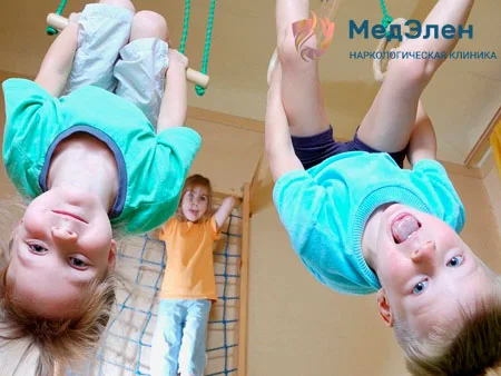 Трое детей играют